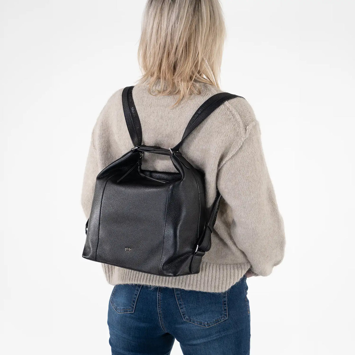 Trageansicht HANNA Hobo Rucksack schwarz