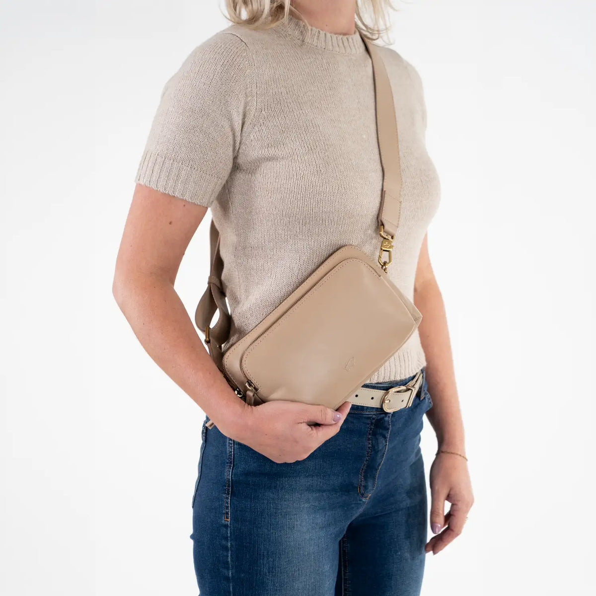 Trageansicht LOTTA Cross Body Bag sand