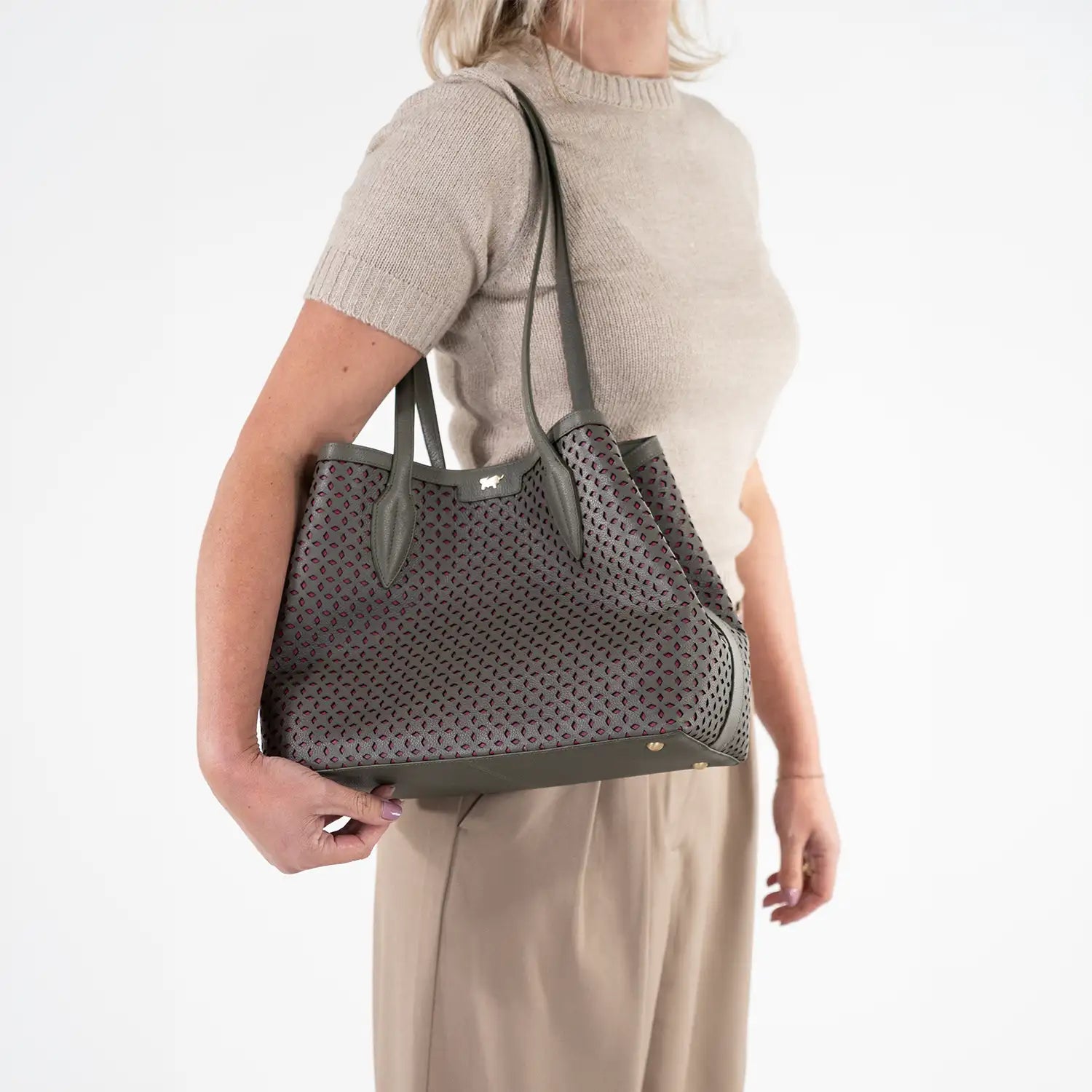 Trageansicht STELLA Shopper M olive/ pink