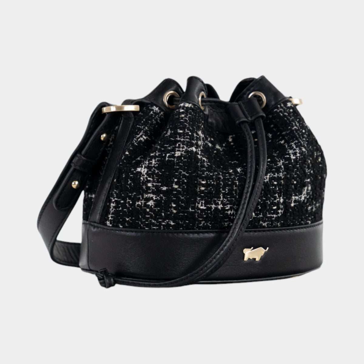 Schrägansicht PAULINE Bucket Bag XS schwarz