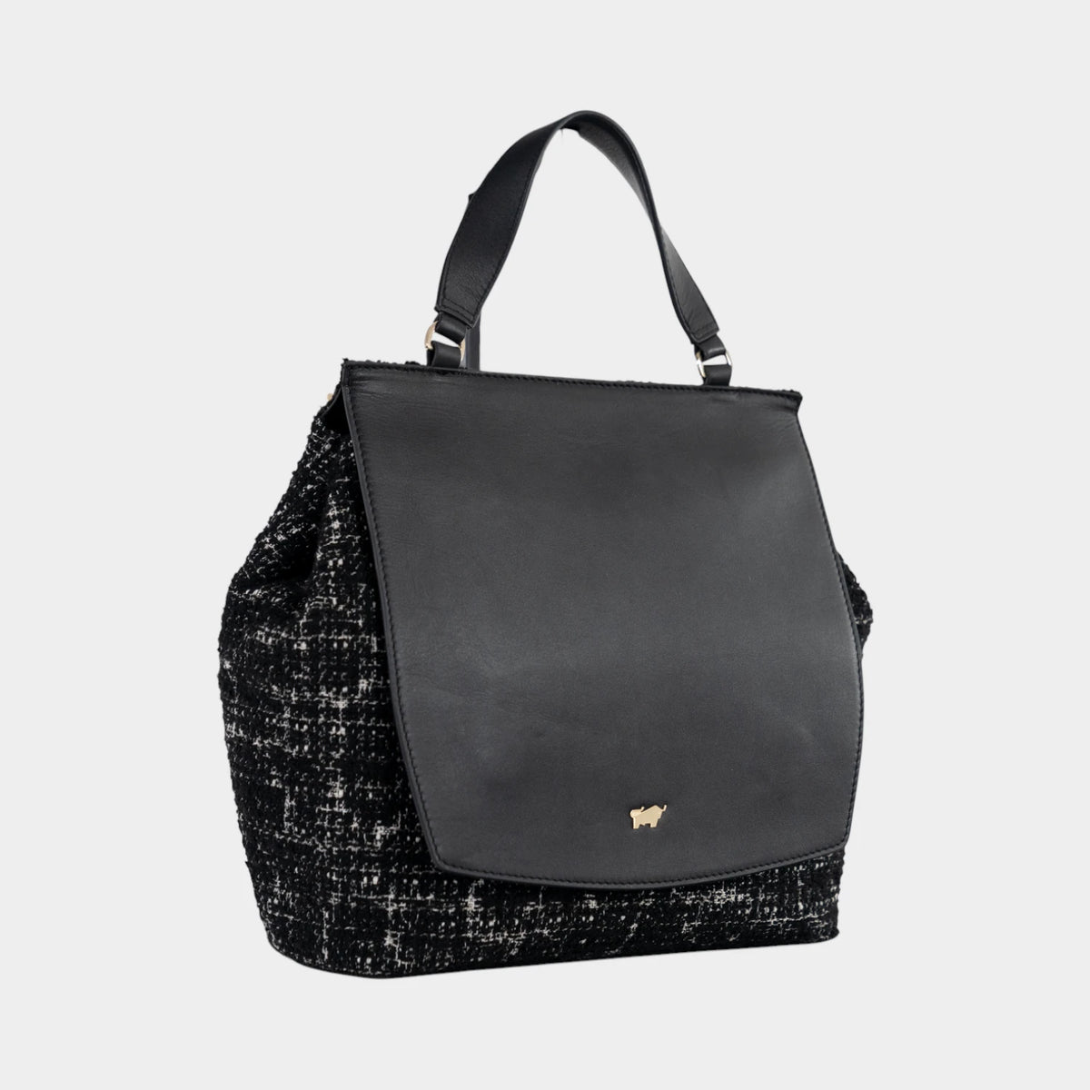 Schrägansicht PAULINE Tote Bag mit Überschlag schwarz