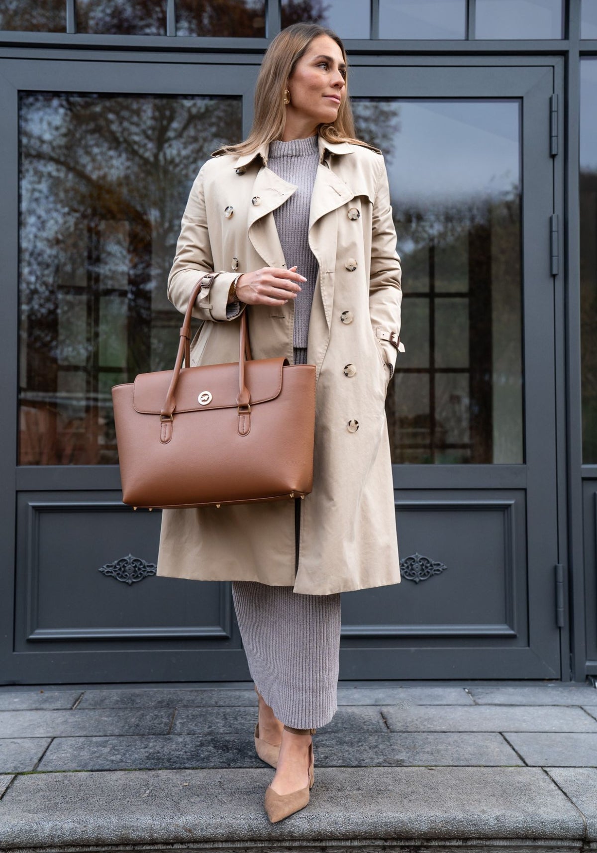 Frau im Look der Carolyn Aesthetic mit hochwertiger Businesstasche