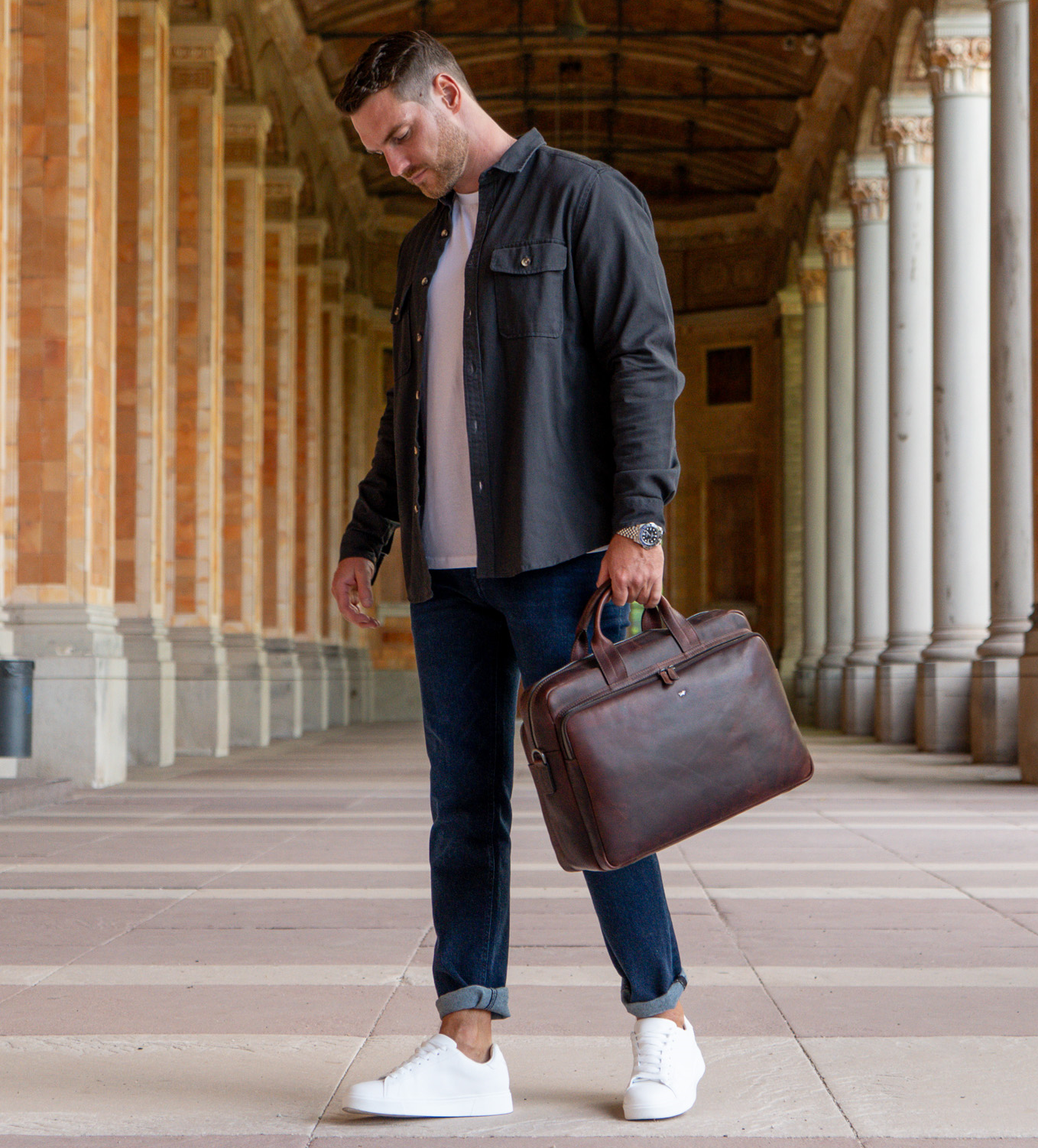 Mann im Smart Casual Look und Businesstasche in der Hand