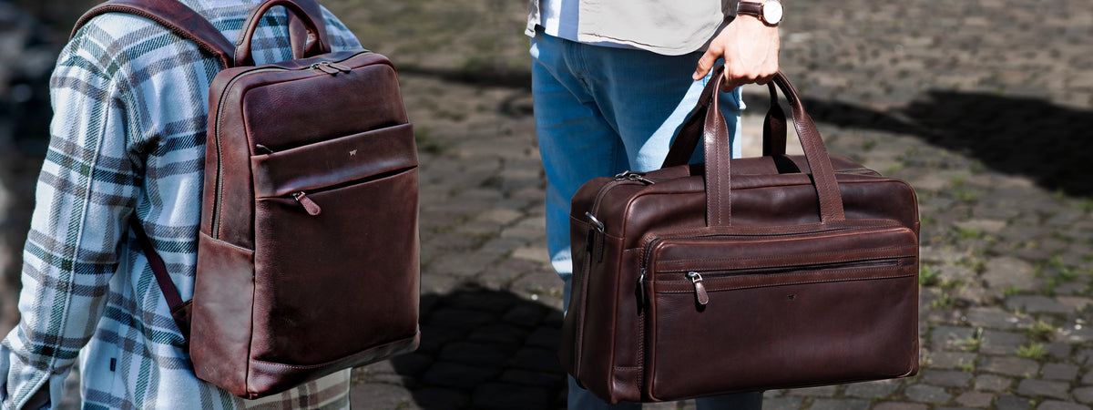 Mann trägt ein Parma Rucksack und eine Parma Tasche