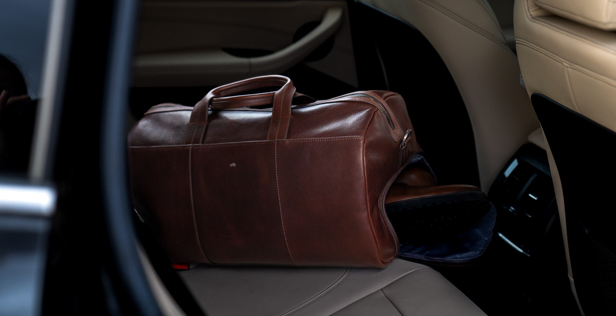 Weekender in Braun im Auto auf der Rückbank