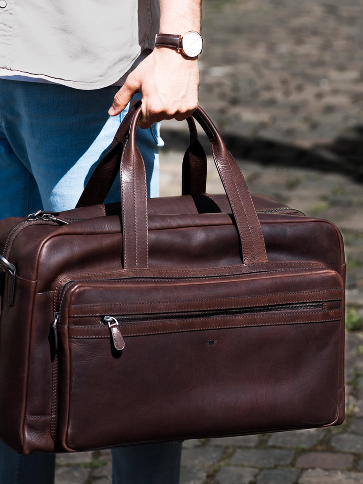 Mann hält Parma weekender Tasche