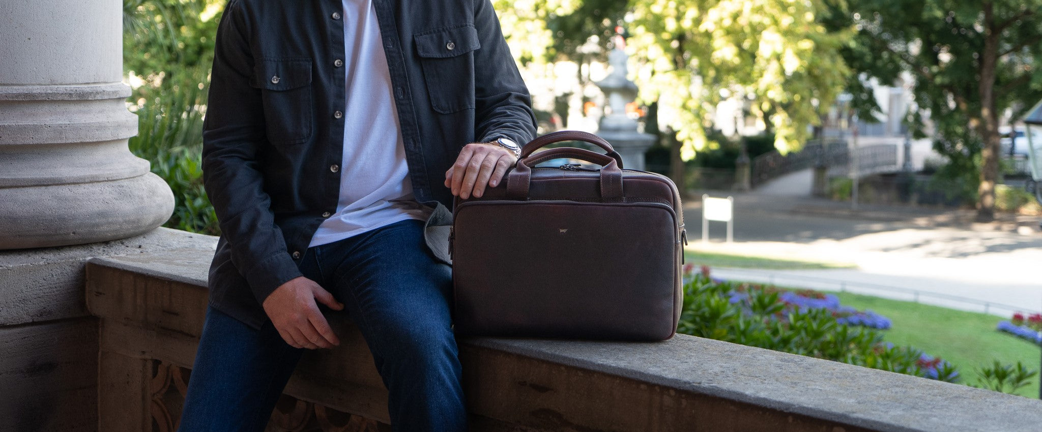 Herr im Smart Casual Look mit Businesstasche