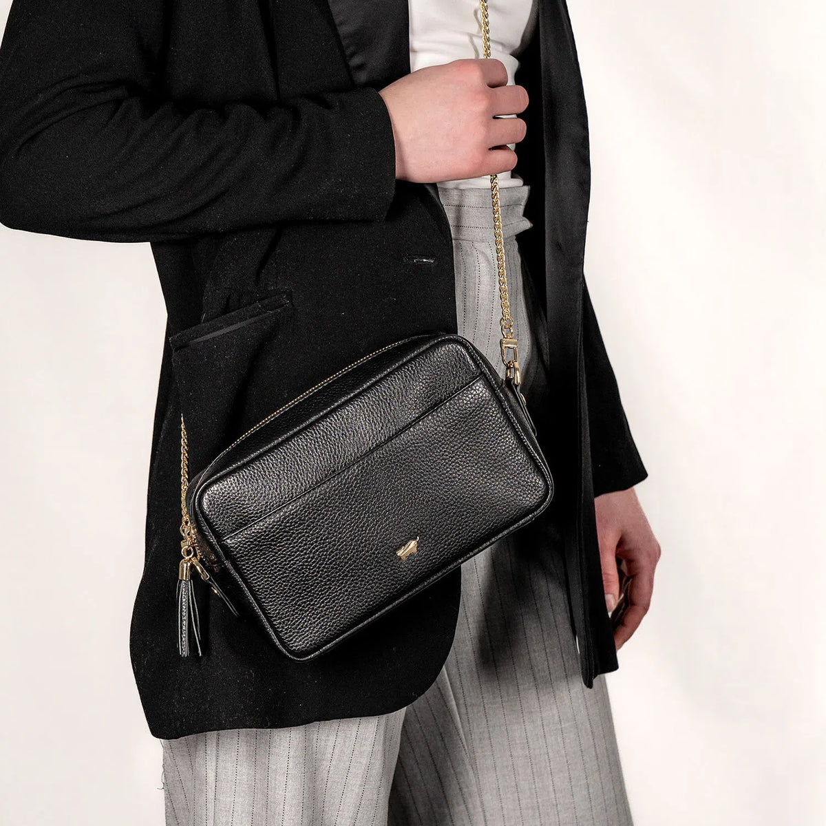 Keyfeature-1 ALESSIA Camera Bag with Chain mud 