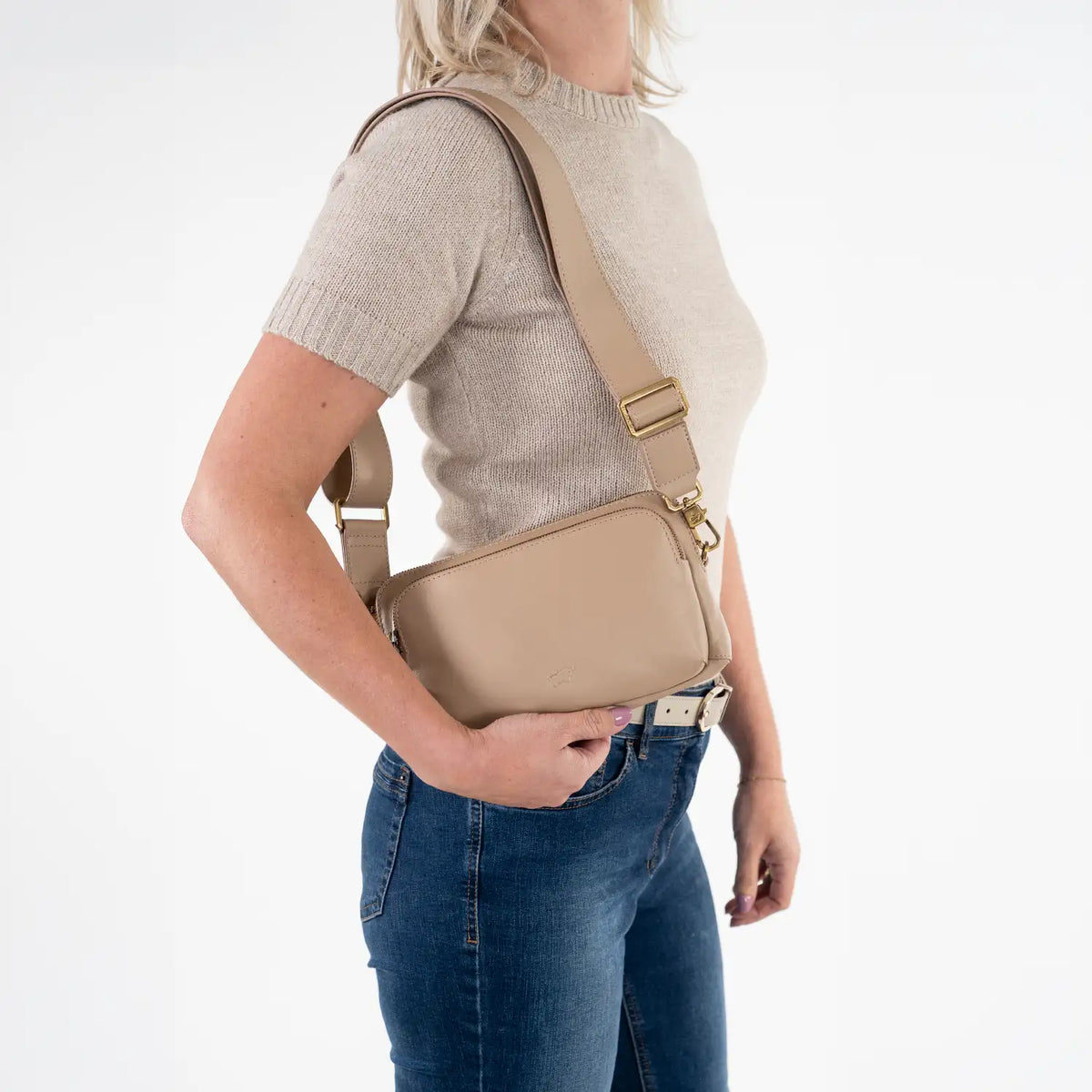 Trageansicht LOTTA Cross Body Bag sand