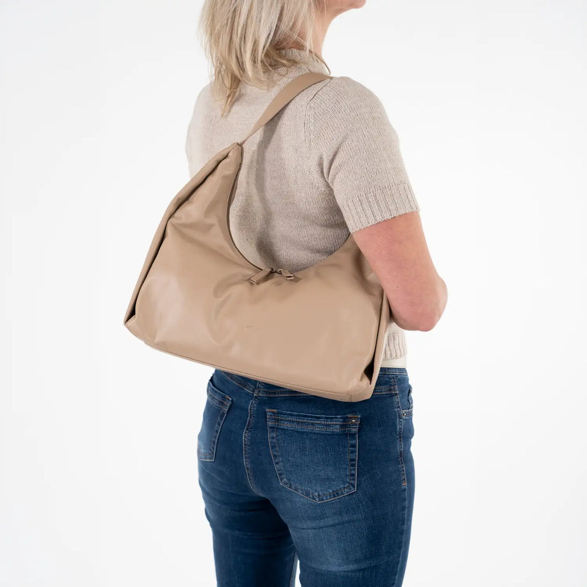 Trageansicht LOTTA Hobo Bag L sand