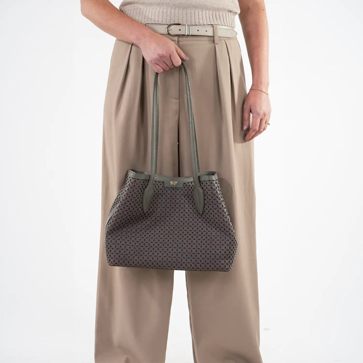 Trageansicht STELLA Shopper M olive/ pink