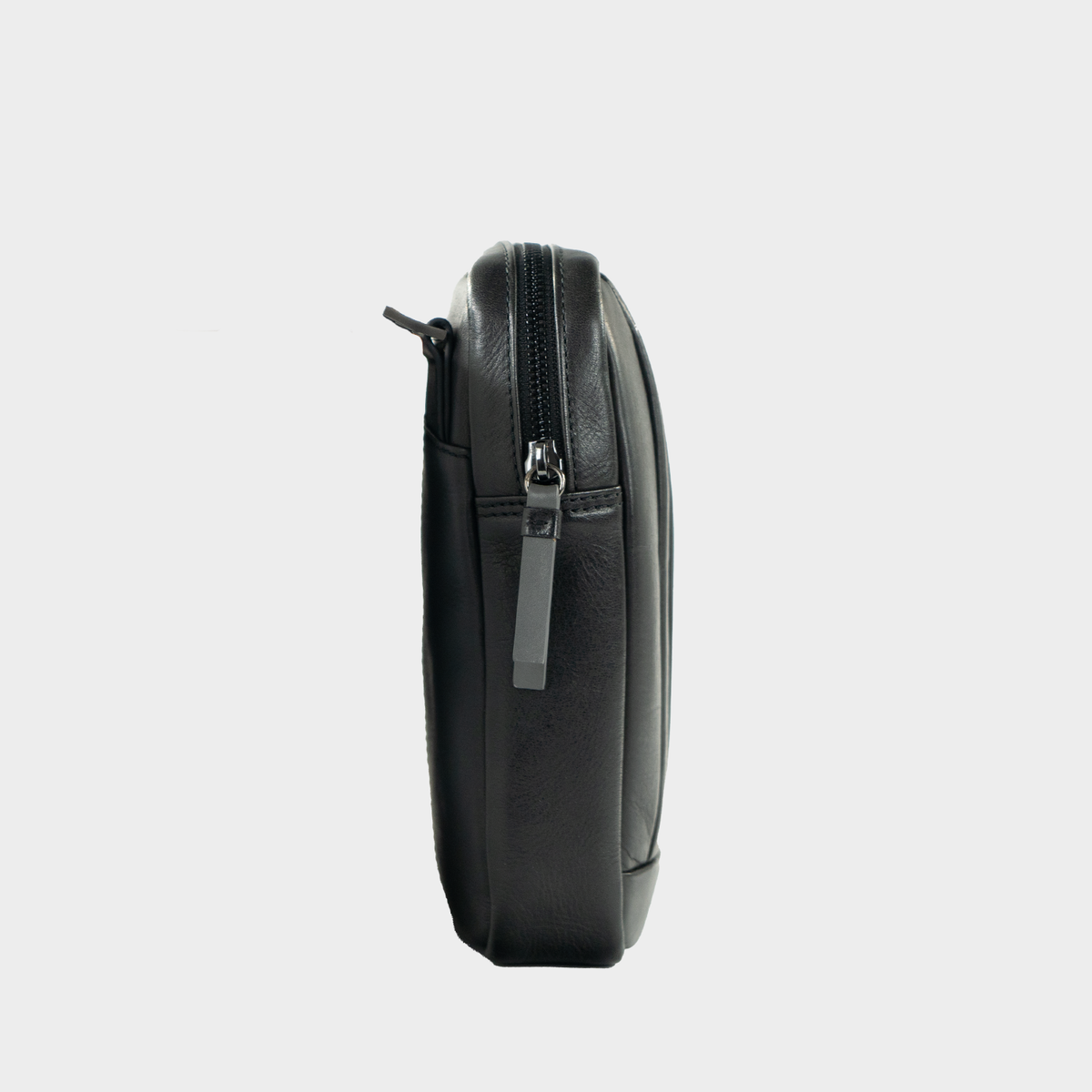 Seitenansicht TOBI Umhängetasche black