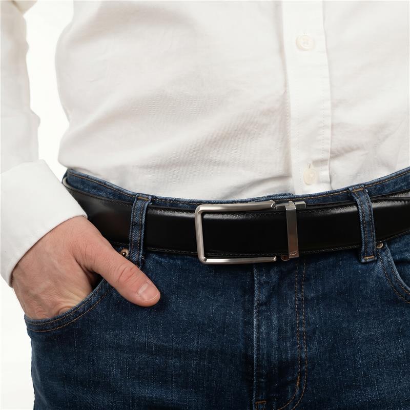 Mann im Smart Casual Look mit schickem Leder-Gürtel an