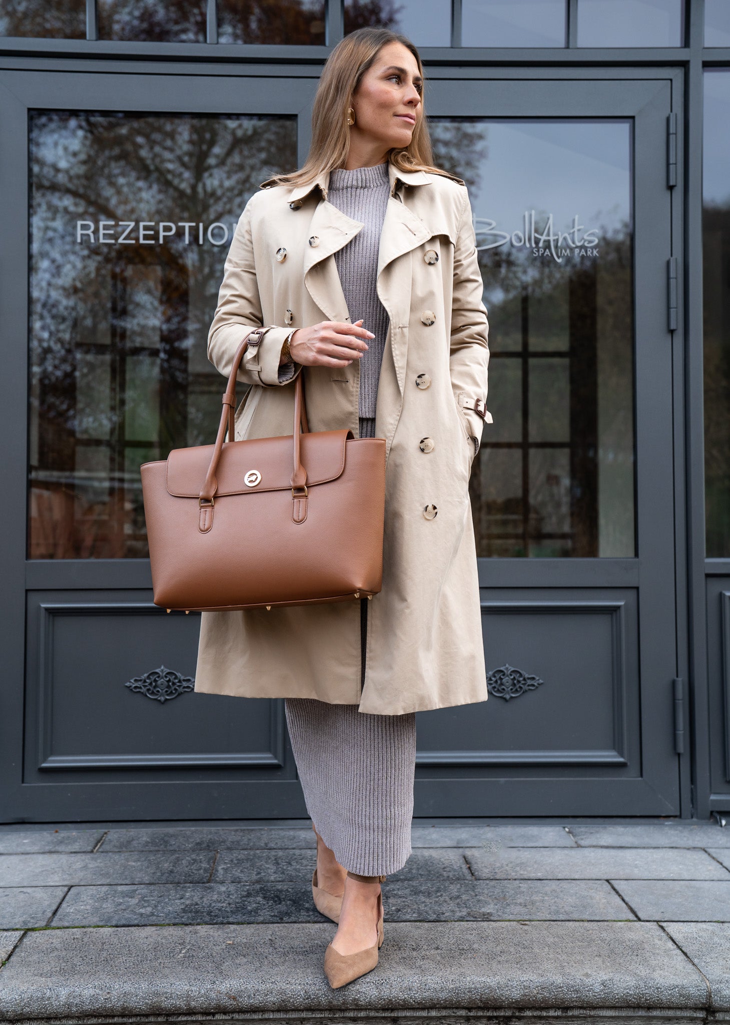 Frau mit brauner Tote Bag aus Leder im Business Casual Look