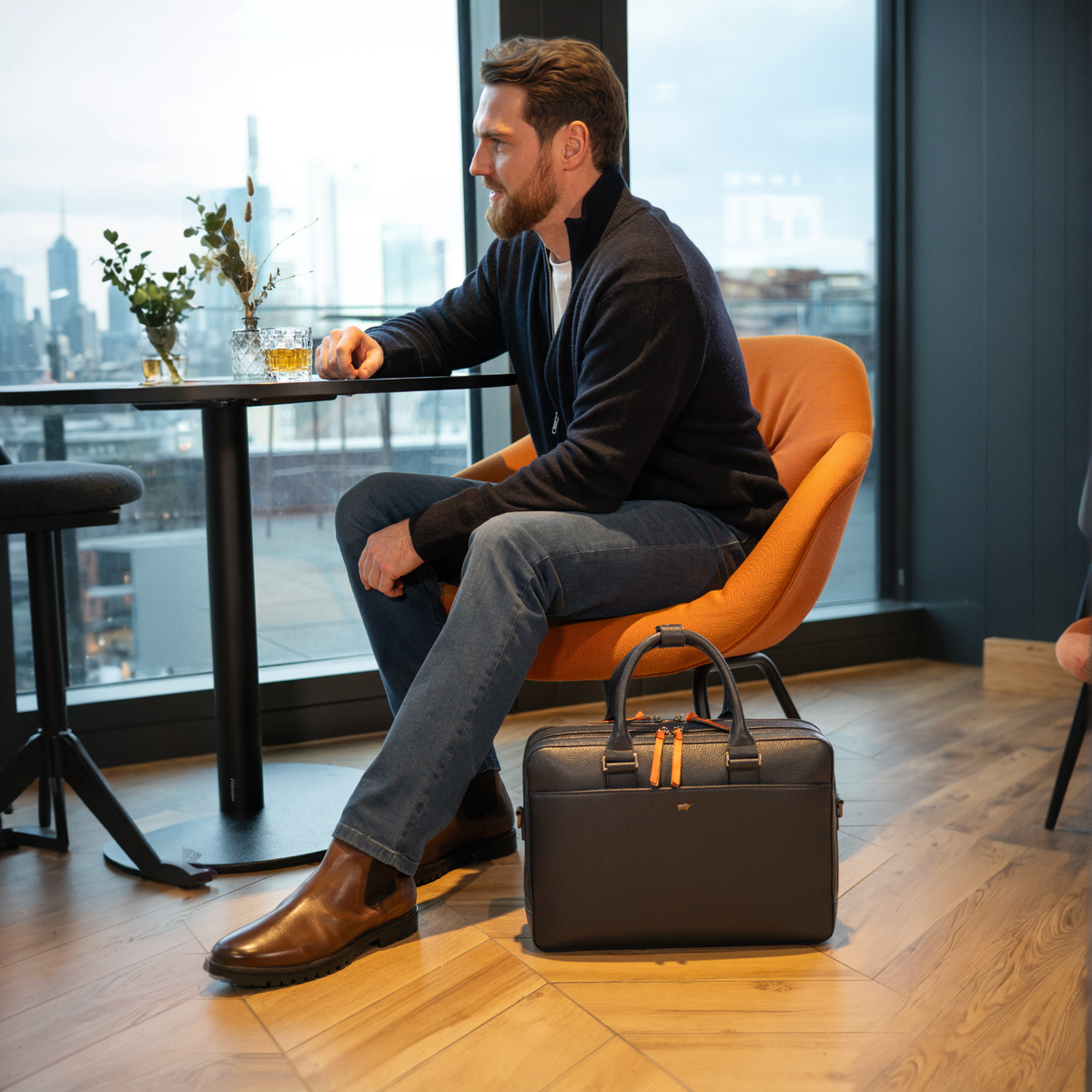 Mann mit dunkelblauer Businesstasche aus Leder im Smart Casual Look