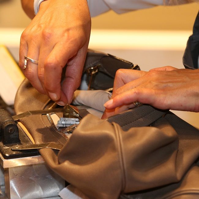 Reparatur einer Lederhandtasche 