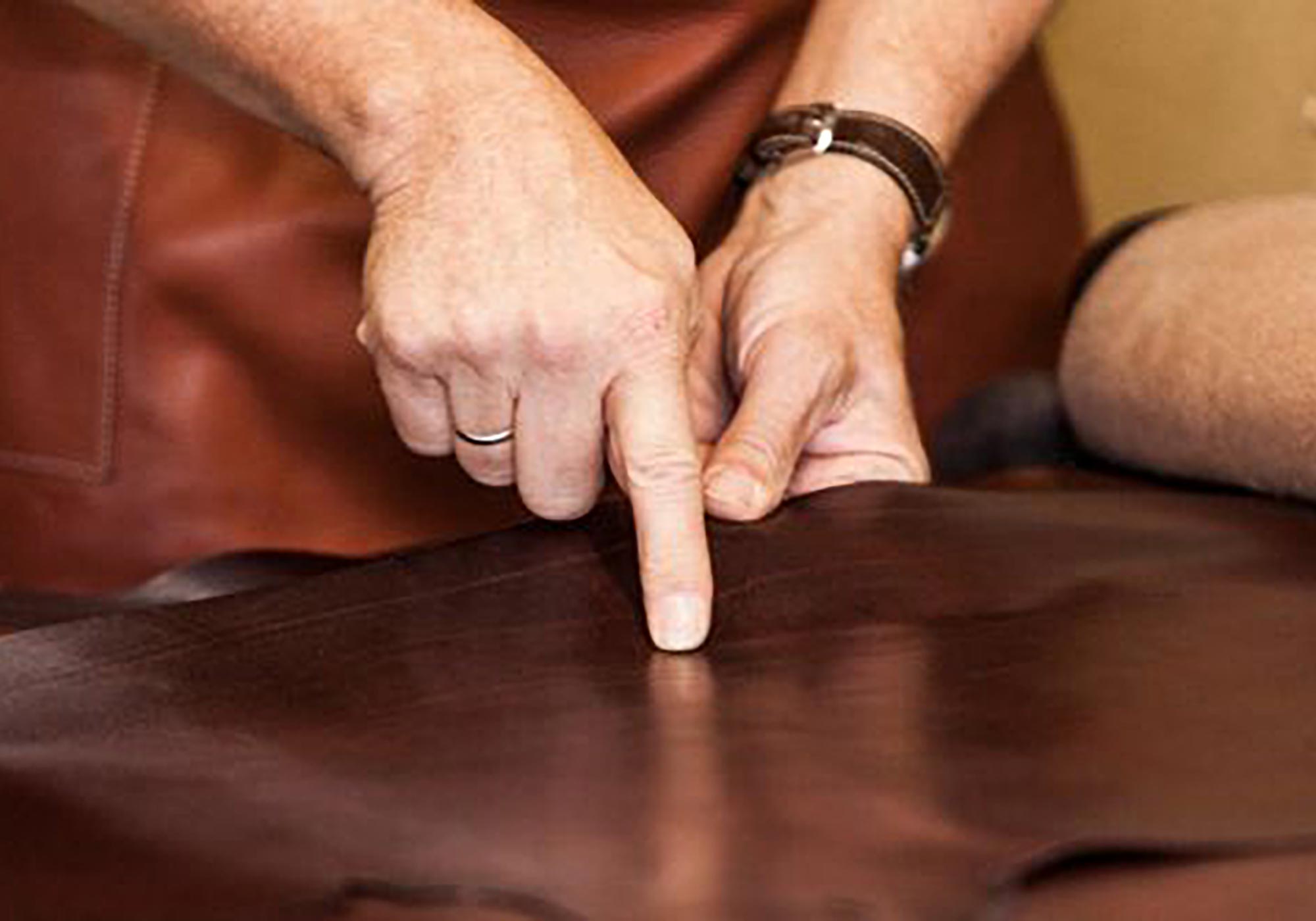 Mann überprüft Leder vor der Reparatur 
